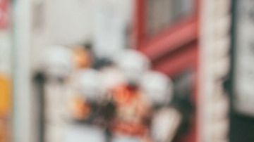 mujer come boca llena