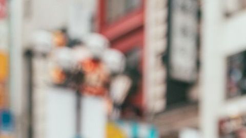 mujer come boca llena