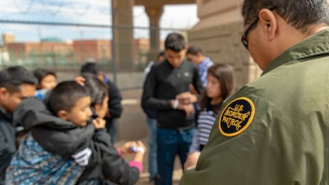 Con Nogales, Arizona, ya son site los puertos de entrada que envían migrantes a México.