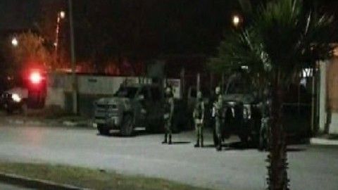 Cártel del Noreste procova volcadura de camioneta con soldados mexicanos