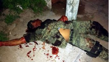 Un hombre vestido con ropa militar fue abatido en el exterior de la Funeraria Rodríguez, en el Centro de Miguel Alemán, Tamaulipas.