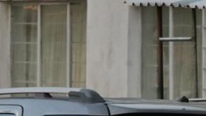 El comerciante iba saliendo de su casa.