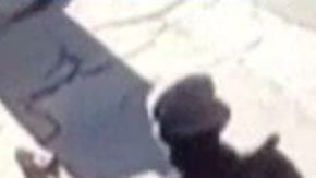 Imagen del sospechoso al salir del restaurante.