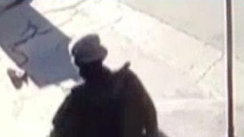 Imagen del sospechoso al salir del restaurante.