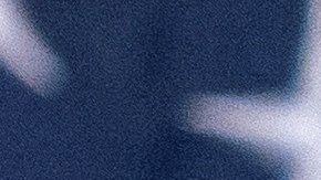 La imagen está alterada con un filtro rojo y un alto contraste.