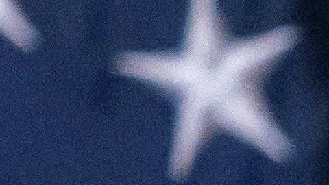 La imagen está alterada con un filtro rojo y un alto contraste.