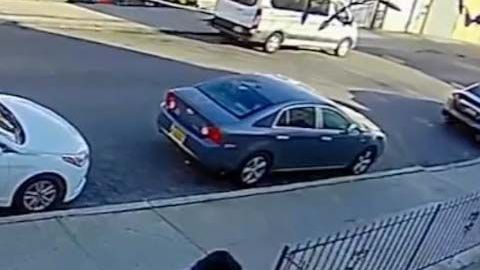 Las imágenes de una cámara  de seguridad muestran el fatal empujón a Edgard Moncayo,