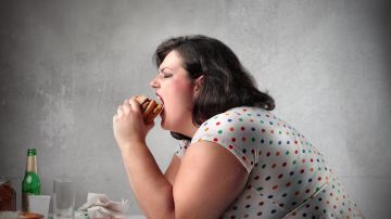 El síndrome del comedor nocturno se destaca por la ingesta excesiva de alimentos en la media noche.
