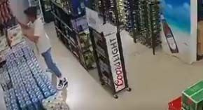 Cliente trata de "salvar" a cervezas del sismo en las islas Caimán.