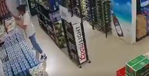 Cliente trata de "salvar" a cervezas del sismo en las islas Caimán.