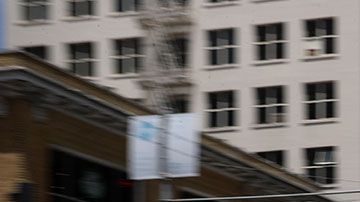 Los estafadores te engañan para que les des tu dirección e información de tarjeta de crédito o débito.