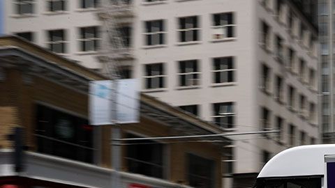 Los estafadores te engañan para que les des tu dirección e información de tarjeta de crédito o débito.