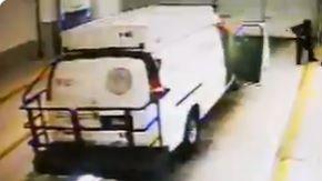 Salió junto a otros dos reos en una ambulancia,