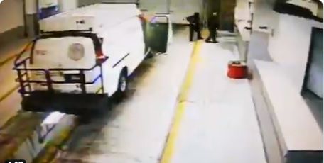 Salió junto a otros dos reos en una ambulancia,