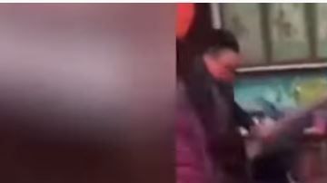 3 personas sacaron el cuerpo para golpearlo.