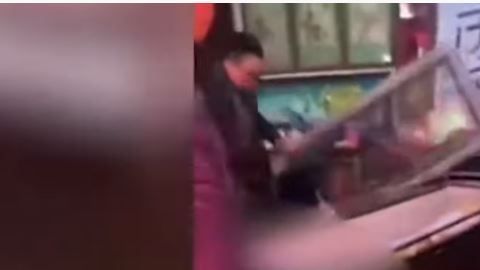 3 personas sacaron el cuerpo para golpearlo.