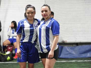 Aranza y su mamá Rosario Hernández juegan como defensas para el Real Puebla. (Javier Quiroz / La Raza)