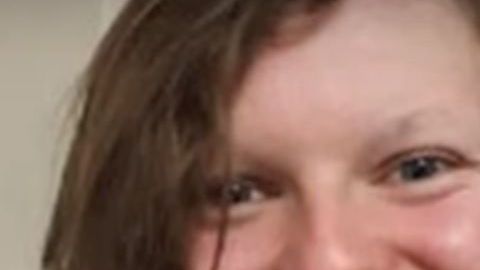 La mujer creó un perfil como si fuera un adolescente en varias redes sociales.