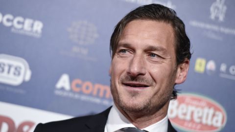 Totti da clases a sus 43 años de edad.