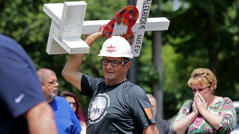 El carpintero Greg Zanis con una cruz para una de las víctimas del tiroteo en Virginia Beach, el 2 de junio de 2019.