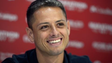 'Chicharito' aun tiene contrato con el Sevilla.