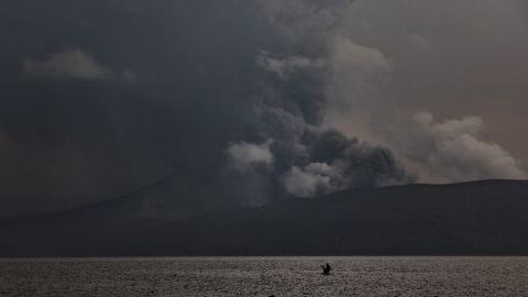 El volcán Taal sorprendió a los novios y a sus invitados a su boda.