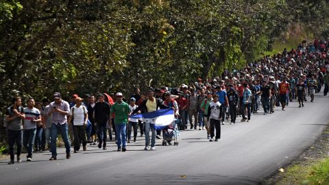 Hondureños en caravana al ingresar a Guatemala.