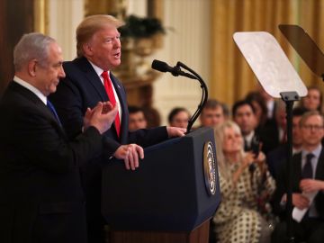 El presidente Trump presentó su propuesta junto al primer ministro israelí.