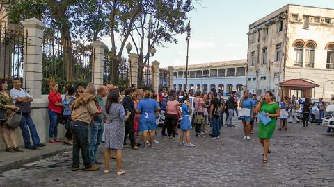 Trabajadores abandonan edificios durante el temblor en La Habana.