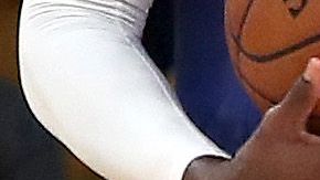 Anthony Davis tuvo que salir del partido par someterse a unas radiografías.