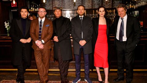 Izq. a dcha.: Henry Golding, Guy Ritchie, Matthew McConaughey, Charlie Hunnam, Michelle Dockery y Hugh Grant en Nueva York. (Photo by Slaven Vlasic/Getty Images for STXfilms)