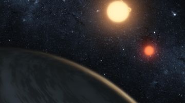 El planeta gaseoso descubierto Kepler-16b orbita alrededor de sus dos estrellas.