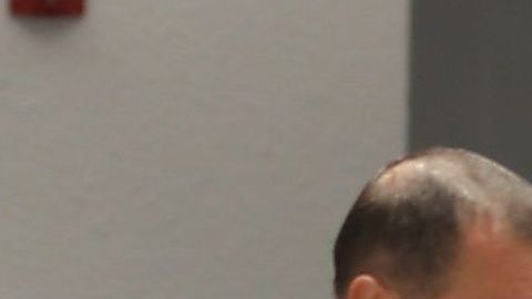 Los pasajeros pasan por un punto de control de CBP.