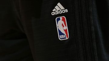 La silueta del logo de la NBA pertenece a Larry West, leyenda de los Lakers.