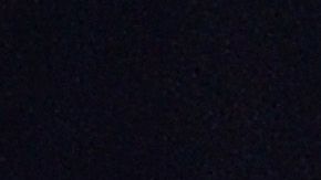 Adele sonriendo en un concierto.