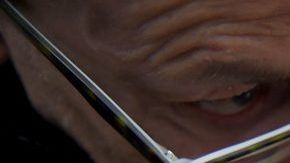 Un hombre observa atentamente un disco de vinil antes de comprarlo