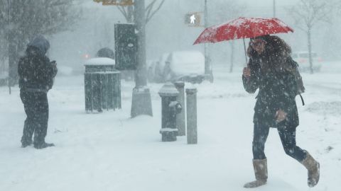 Las ventiscas con nieve seguirán durante el fin de semana.