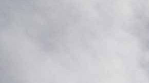 Personal de la Marina estadounidense ingresan suministros en el USS Kearsarge que se dirige a Puerto Rico.