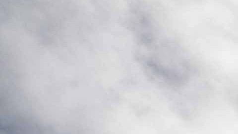 Personal de la Marina estadounidense ingresan suministros en el USS Kearsarge que se dirige a Puerto Rico.