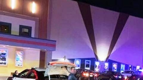 La policía en la puerta de los cines