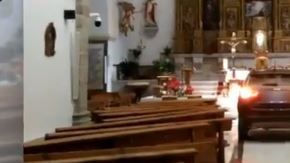 El hombre solo quería rezar.