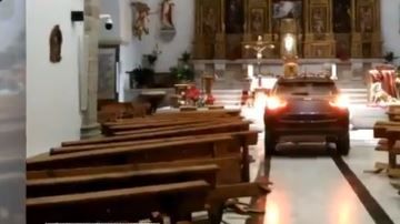 El hombre solo quería rezar.