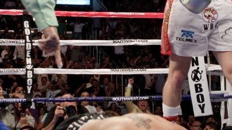 El boxeador se fue a la suelo sin recibir un golpe.