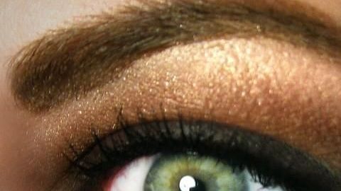 La tendencia es respetar el crecimiento de tus cejas y darles forma.