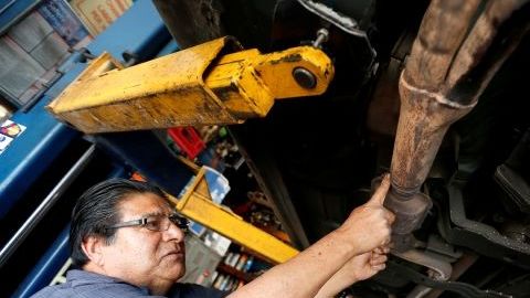 Antonio Mendoza, mecánico y propietario de  Tony's Complete Auto Repair, señala la ubicación de los catalizadores.
