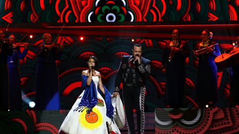 Ángela Aguilar y Pepe Aguilar cantando juntos.