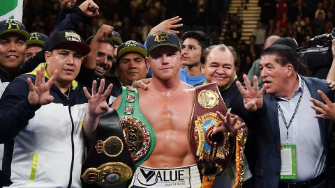 Canelo Álvarez sus cuatro títulos mundiales en diferente división, luego de derrotar a Sergey Kovalev.