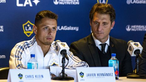 Javier Hernández y el técnico Guillermo Barros Schelotto.