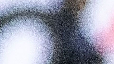 Paul Aguilar peleando el balón sobre el césped.