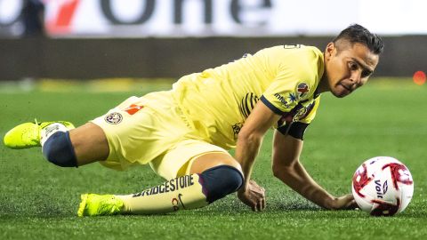 Paul Aguilar peleando el balón sobre el césped.